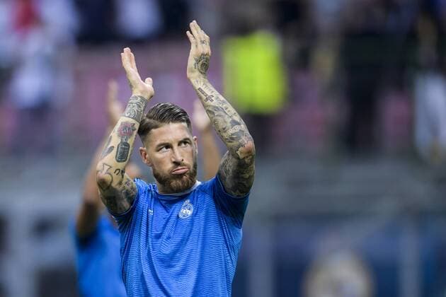 160528 Real Madrids Sergio Ramos klappar mot publiken under uppvärmningen inför finalen i Champions League mellan Real Madrid och Atletico Madrid den 28 maj 2016 i Milano.  Copyright: JOELxMARKLUND BB160528JM011