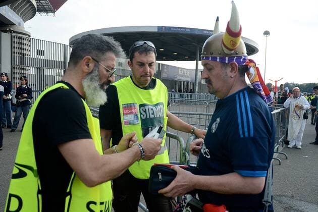 28.05.2016, Stadio Giuseppe Meazza, Mailand, ITA, UEFA CL, Real Madrid vs Atletico Madrid, Finale, Vorbericht, im Bild General view of the exterior of the stadium showing an early arriving Real Madrid fan having his ticket checked General view of the exterior of the stadium showing an early arriving Real Madrid fan having his ticket checked during preperation for the Final Match of the UEFA Championsleague between Real Madrid and Atletico Madrid at the Stadio Giuseppe Meazza in Mailand, Italy on 2016 05 28. Mailand  EP_fil  