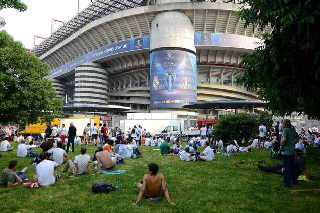 28.05.2016, Stadio Giuseppe Meazza, Mailand, ITA, UEFA CL, Real Madrid vs Atletico Madrid, Finale, Vorbericht, im Bild General view of the exterior of the stadium showing Real Madrid fans finding shade as they wait to enter the stadium General view of the exterior of the stadium showing Real Madrid fans finding shade as they wait to enter the stadium during preperation for the Final Match of the UEFA Championsleague between Real Madrid and Atletico Madrid at the Stadio Giuseppe Meazza in Mailand, Italy on 2016 05 28. Mailand  EP_fil  