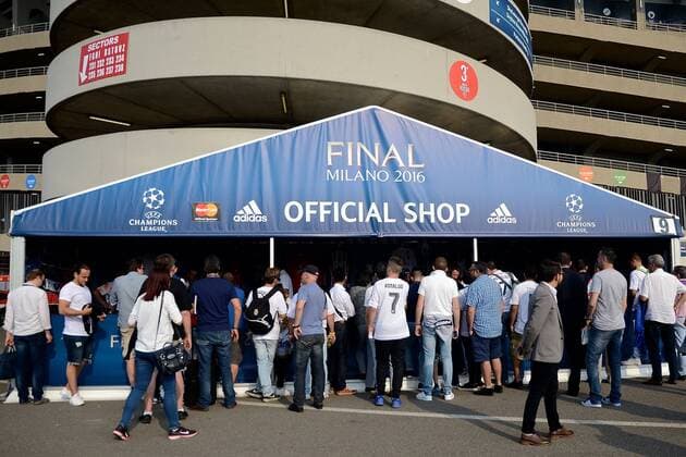 28.05.2016, Stadio Giuseppe Meazza, Mailand, ITA, UEFA CL, Real Madrid vs Atletico Madrid, Finale, Vorbericht, im Bild General view of the exterior of the stadium showing fans buying souvenirs General view of the exterior of the stadium showing fans buying souvenirs during preperation for the Final Match of the UEFA Championsleague between Real Madrid and Atletico Madrid at the Stadio Giuseppe Meazza in Mailand, Italy on 2016 05 28. Mailand  EP_fil  