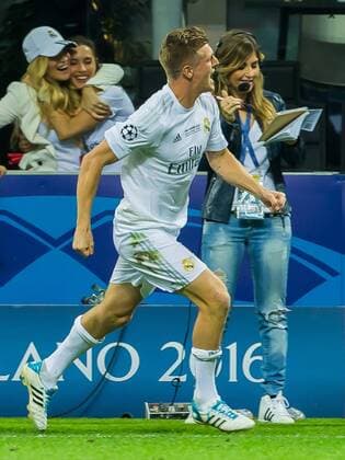 Samstag 28.04.2016, Champions League - Finale in Mailand, Saison 2015 2016, Atletico Madrid - Real Madrid, schlussjubel Madrid mit Toni Kroos (Real Madrid 8) DeFodi507