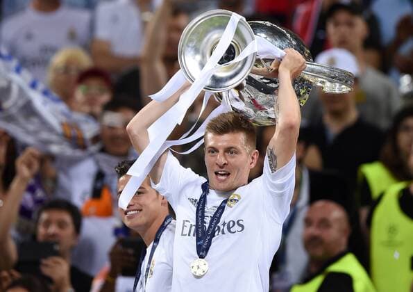Fußball, Real Madrid gewinnt Champions League Finale in Mailand FUSSBALL CHAMPIONS LEAGUE FINALE SAISON 2015 2016 Real Madrid - Atletico Madrid 28.05.2016 Toni Kroos (Real Madrid) jubelt mit dem Pokal 