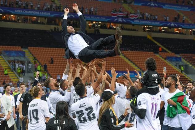 Fußball, Real Madrid gewinnt Champions League Finale in Mailand FUSSBALL CHAMPIONS LEAGUE FINALE SAISON 2015 2016 Real Madrid - Atletico Madrid 28.05.2016 Die Spieler von Real Madrid lassen ihren Trainer Zinedine Zidane hochleben 