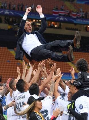 Fußball, Real Madrid gewinnt Champions League Finale in Mailand FUSSBALL CHAMPIONS LEAGUE FINALE SAISON 2015 2016 Real Madrid - Atletico Madrid 28.05.2016 Die Spieler von Real Madrid lassen ihren Trainer Zinedine Zidane hochleben 