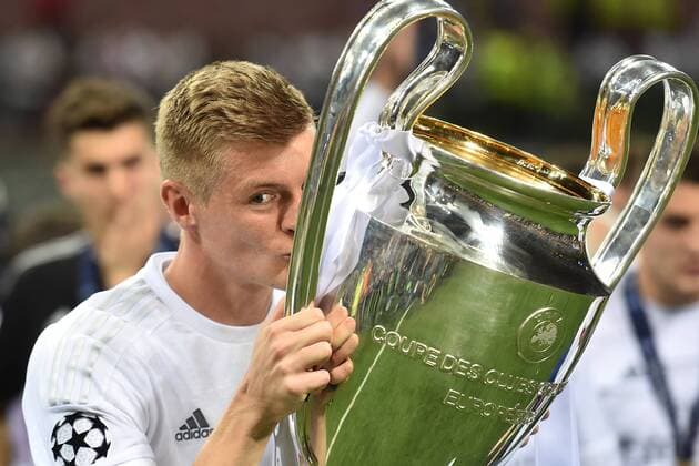 Fußball, Real Madrid gewinnt Champions League Finale in Mailand Toni Kroos Real. Celebration with the cup. Milano 28-05-2016 Stadio San Siro Real Madrid - Atletico Football Champions League Final . andreaxstaccioli