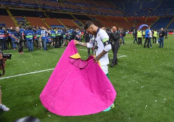FUSSBALL CHAMPIONS LEAGUE FINALE SAISON 2015 2016 Real Madrid - Atletico Madrid 28.05.2016 Sergio Ramos (Real Madrid) gibt den Torero 