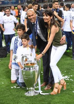 FUSSBALL CHAMPIONS LEAGUE FINALE SAISON 2015 2016 Real Madrid - Atletico Madrid 28.05.2016 Trainer Zinedine Zidane (Real Madrid) mit dem Pokal und seiner Familie 