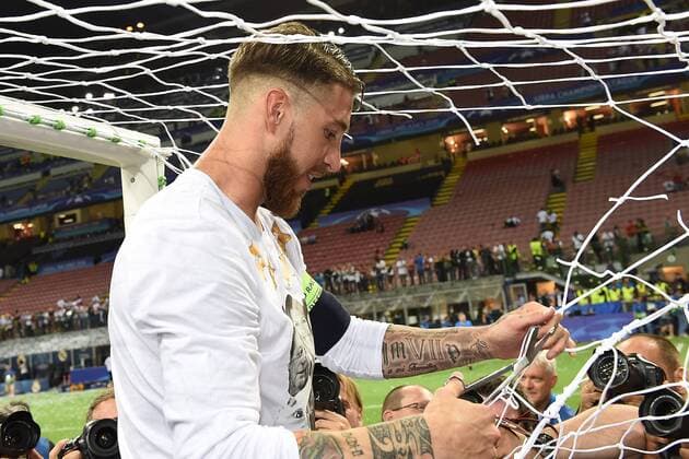 Fußball Champions League Finale Real Madrid - Atletico Madrid am 28.05.2016 im Giuseppe-Meazza-Stadion in Mailand Sergio Ramos ( Real Madrid ) zerschneidet das Tornetz xRx