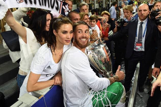 Fußball Champions League Finale Real Madrid - Atletico Madrid am 28.05.2016 im Giuseppe-Meazza-Stadion in Mailand Sergio Ramos ( Real Madrid ) mit dem Champions League Pokal xRx