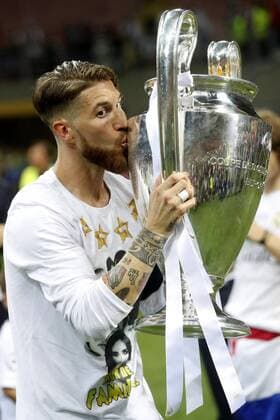 Real Madrid s defense and captain Sergio Ramos celebrates the title with the trophy after the UEFA Champions League final match at San Siro stadium in Milan, Italy, 28 May 2016. REAL MADRID VS ATLETICO DE MADRID !ACHTUNG: NUR REDAKTIONELLE NUTZUNG!  MIL209 20160529-636000797451682473