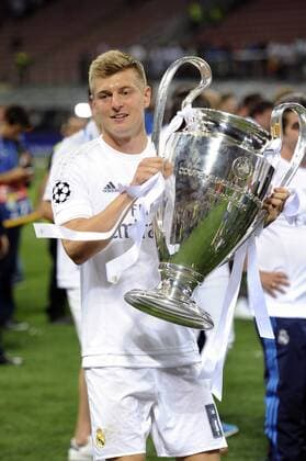 Toni KROOS (Real Madrid) mit dem Pokal,Cup,Trophaee, Jubel,Freude,Begeisterung,Siegerehrung, Fussball Champions League Finale 2016 Real Madrid-Atletico Madrid 5-3 i.E. Saison2015 16, am 28.05.2016,Stadio San Siro Mailand.