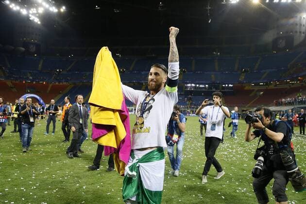 Real Madrid s captain and defense Sergio Ramos celebrates the title with the a bullfighter s capote and the flag of Andalusia tied to his hips after the UEFA Champions League final match at San Siro stadium in Milan, Italy, 28 May 2016. REAL MADRID VS ATLETICO DE MADRID !ACHTUNG: NUR REDAKTIONELLE NUTZUNG!  MIL217 20160529-636000802883700191