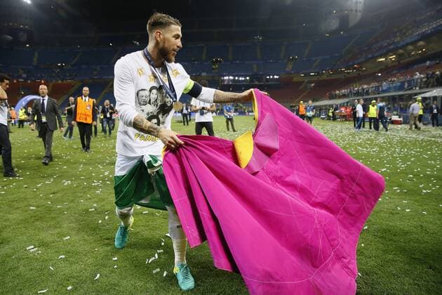 Real Madrid s captain and defense Sergio Ramos celebrates the title with the a bullfighter s capote and the flag of Andalusia tied to his hips after the UEFA Champions League final match at San Siro stadium in Milan, Italy, 28 May 2016. REAL MADRID VS ATLETICO DE MADRID !ACHTUNG: NUR REDAKTIONELLE NUTZUNG!  MIL218 20160529-636000802899611477