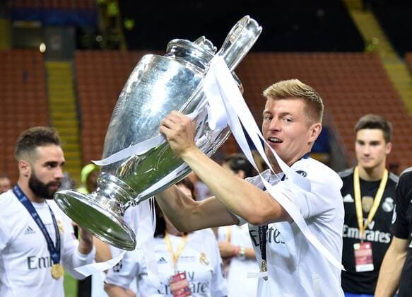 FUSSBALL CHAMPIONS LEAGUE FINALE SAISON 2015 2016 Real Madrid - Atletico Madrid 28.05.2016 Toni Kroos (Real Madrid) jubelt mit dem Pokal 