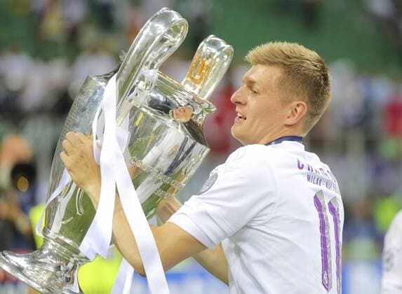 Toni KROOS, Real Madrid 8 Champions League Pokal, Trophaee, Pott , ceremony REAL MADRID - ATLETICO MADRID 5-4 a. P. Fussball UEFA Champions League, Final, Milano, Italy, May 28th, 2016 CL Saison 2015 2016