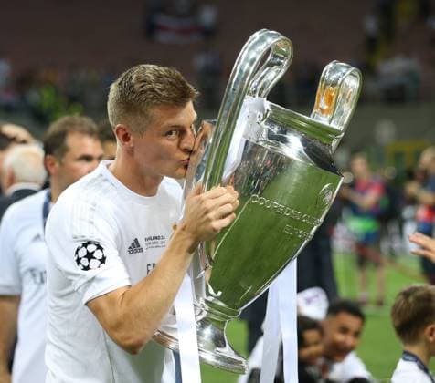 Bilder des Tages - SPORT Toni Kroos of Real Madrid lifts the UEFA Champions League Trophy at the Giuseppe Meazza Stadium, Milan, Italy. Photo credit should read: David Klein Sportimage EDITORIAL USE ONLY. No use with unauthorised audio, video, data, fixture lists, club league logos or live services. Online in-match use limited to 120 images, no video emulation. No use in betting, games or single club league player publications.