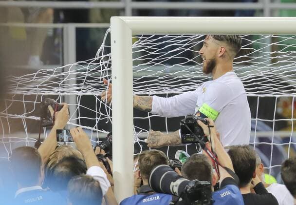 Sergio RAMOS, Real Madrid 4 cuts the net Champions League Trophy ceremony, celebration REAL MADRID - ATLETICO MADRID 5-4 a.P. Fussball UEFA Champions League, Final, Milano, Italy, May 28th, 2016 CL Saison 2015 2016
