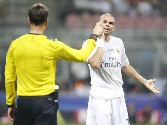 Real Madrid s Pepe have words with English referee Mark Clattenburg during UEFA Champions League 2015 2016 Final match.May 28,2016.  (20160528135)