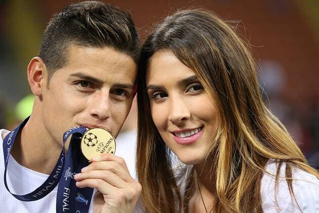 MILAN, ITALY - MAY 28: James Rodriguez of Real Madrid poses with his winners medal and wife Daniela Ospina following his team s victory in a penalty shootout during the UEFA Champions League final match between Real Madrid and Club Atletico de Madrid at Stadio Giuseppe Meazza on May 28, 2016 in Milan, Italy. (Photo by Ivan Abanades Medina).  xIvanxAbanadesxMedinax xRealxMadridxCFx-xAtleticoxdexMadridx(UEFAxChampionsxLeaguexFinal).x