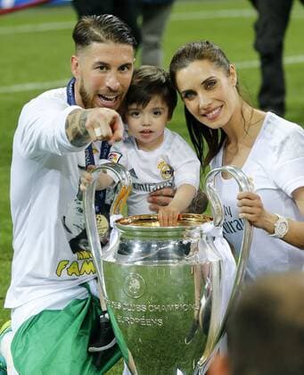 Real Madrid s defense and captain Sergio Ramos (L), his wife TV host Pilar Rubio (R) and their son celebrate the title with the trophy after the UEFA Champions League final match at San Siro stadium in Milan, Italy, 28 May 2016. REAL MADRID VS ATLETICO DE MADRID !ACHTUNG: NUR REDAKTIONELLE NUTZUNG!  MIL211 71333579st