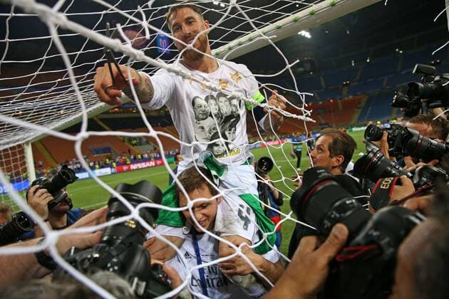 28.05.2016, Fussball Champions-League Finale 2016, Real Madrid - Atletico Madrid, im Guiseppe Meazza Stadion in Mailand (Italien). Sergio Ramos (Real Madrid) schneidet das Tornetz . 