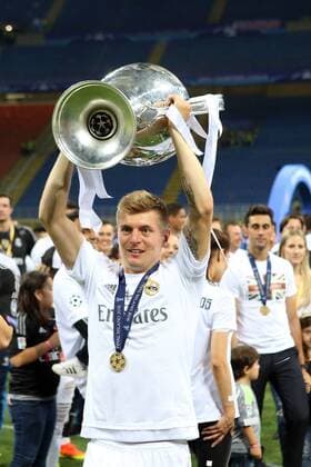 Toni Kroos ( Real Madrid ) mit dem Pokal, Real Madrid vs. Atletico Madrid, Fussball, Champions League Finale, 28.05.2016, Mailand Copyright: Langerx xEibner-Pressefoto EP_HLR