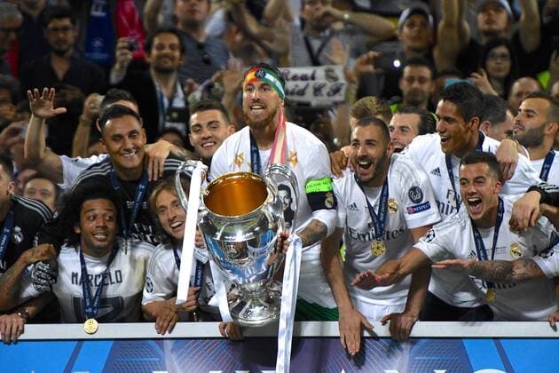 28.05.2016, Stadio Giuseppe Meazza, Mailand, ITA, UEFA CL, Real Madrid vs Atletico Madrid, Finale, im Bild Sergio Ramos of Real Madrid lifts the trophy Sergio Ramos of Real Madrid lifts the trophy during the Final Match of the UEFA Championsleague between Real Madrid and Atletico Madrid at the Stadio Giuseppe Meazza in Mailand, Italy on 2016 05 28. Mailand  EP_fil  