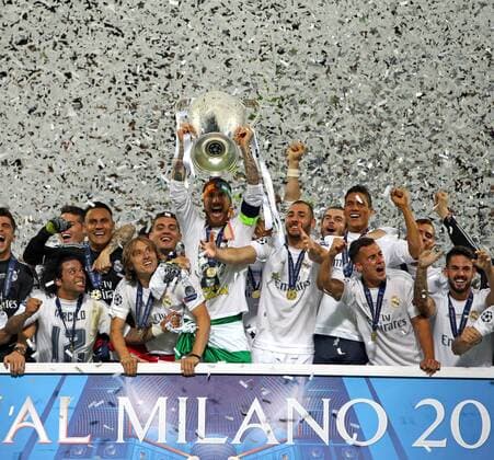 Bilder des Tages - SPORT 28.05.2016, Fussball Champions-League Finale 2016, Real Madrid - Atletico Madrid, im Guiseppe Meazza Stadion in Mailand (Italien). Real Madrid feiert den Sieg im Champions League Finale und den Gewinn des Champions League Pokal , mi. Sergio Ramos (Real Madrid) hält den Pokal hoch 