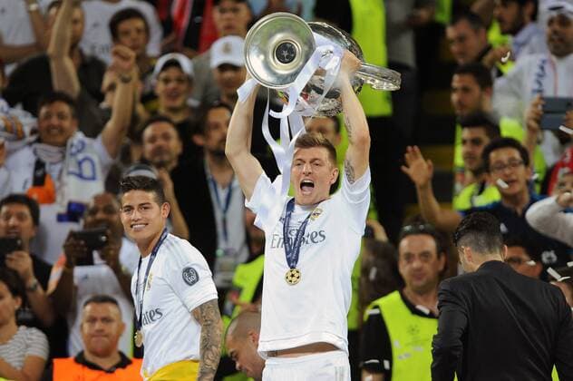 Toni KROOS (Real Madrid) mit dem Pokal,Cup,Trophaee,Jubel,Freude,Begeisterung,Siegerehrung,Li:JAMES RODRIGUEZ (Real Madrid). Fussball Champions League Finale 2016 Real Madrid-Atletico Madrid 5-3 i.E. Saison2015 16, am 28.05.2016,Stadio San Siro Mailand.