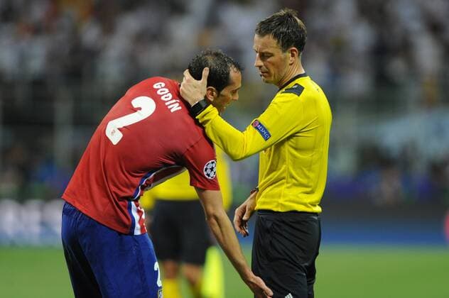 Schiedsrichter Mark CLATTENBURG umarmt Diego Godin (Atletico). Fussball Champions League Finale 2016 Real Madrid-Atletico Madrid 5-3 i.E. Saison2015 16, am 28.05.2016,Stadio San Siro Mailand.