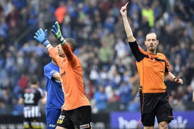 Charleroi s goalkeeper Nicolas Penneteau receives a red card from referee Wim Smet during the Jupiler Pro League match between RC Genk and Charleroi, in Genk, on Sunday 29 May 2016, return leg match for European barrage in the Belgian soccer championship. YORICKxJANSENS  x04861021x