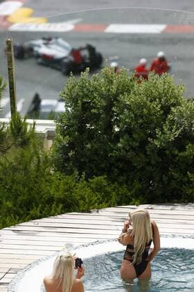 Formel 1, GP von Monaco, Impressionen Motorsports: FIA Formula One World Championship WM Weltmeisterschaft 2016, Grand Prix of Monaco, Pool, Menschen, People, Luxus, Bikini, Frau, Frauen, Women xHOCHxZWEIx