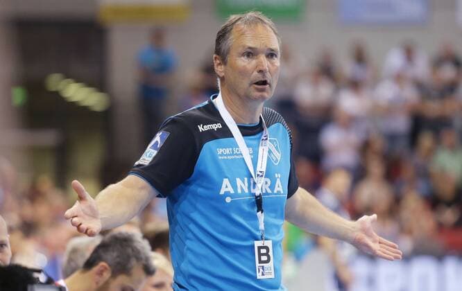 Stuttgart , Handball Bundesliga TVB 1898 Stuttgart vs. SG Flensburg , Thomas König ( Trainer Bittenfeld )