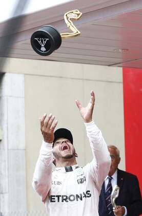 Themen der Woche - Sport Bilder des Tages - SPORT Formel 1, GP von Monaco, Lewis Hamilton wirft bei Siegerehrung die Trophäe in die Luft Motorsports: FIA Formula One World Championship WM Weltmeisterschaft 2016, Grand Prix of Monaco, 44 Lewis Hamilton (GBR, Mercedes AMG Petronas Formula One Team), xHOCHxZWEIx