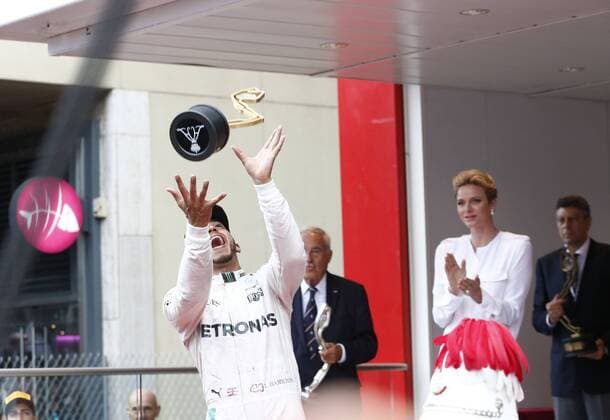 Formel 1, GP von Monaco, Lewis Hamilton wirft bei Siegerehrung die Trophäe in die Luft Motorsports: FIA Formula One World Championship WM Weltmeisterschaft 2016, Grand Prix of Monaco, 44 Lewis Hamilton (GBR, Mercedes AMG Petronas Formula One Team), xHOCHxZWEIx