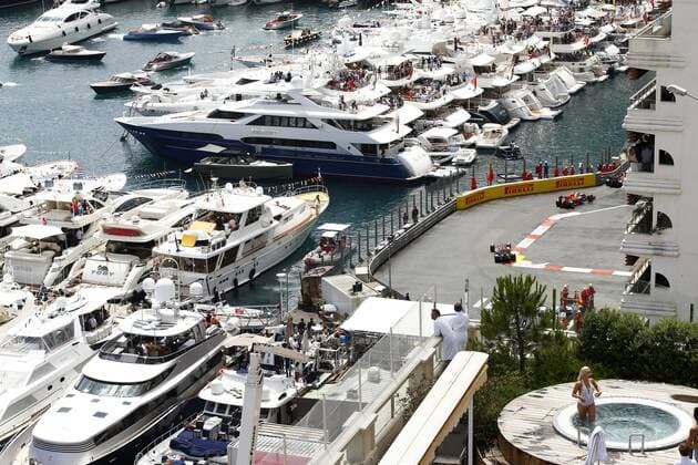 Formel 1, GP von Monaco, Impressionen Motorsports: FIA Formula One World Championship WM Weltmeisterschaft 2016, Grand Prix of Monaco, 33 Max Verstappen (NLD, Red Bull Racing), 14 Fernando Alonso (ESP, McLaren Honda Formula 1 Team), Port of Monte Carlo, Hafen, Harbor, Schiffe, ships, Yacht, Yachten, Stadt, City, Reise, Reisen, Reisefeature, general view, Pool, Menschen, People, Luxus xHOCHxZWEIx