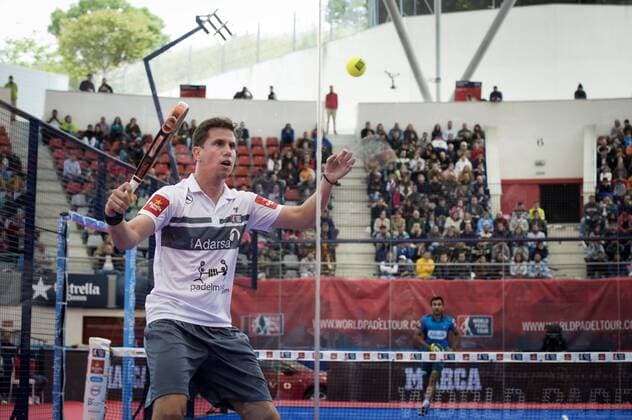 Argentinian Daniel Gutierrez (unseen) and his Spanish teammate Francisco Navarro (R) face Argentinian Fernando Belasteguin (unseen) Brazilian teammate Pablo Lima (unseen) in the World Padel Tour Madrid Open s men final match in Las Rozas, outside Madrid, Spain, 29 May 2016. The team Lima-Belasteguin won the match by 6-1 and 6-2. World Padel Tour Madrid Open !ACHTUNG: NUR REDAKTIONELLE NUTZUNG!  20160529-636001388091663724