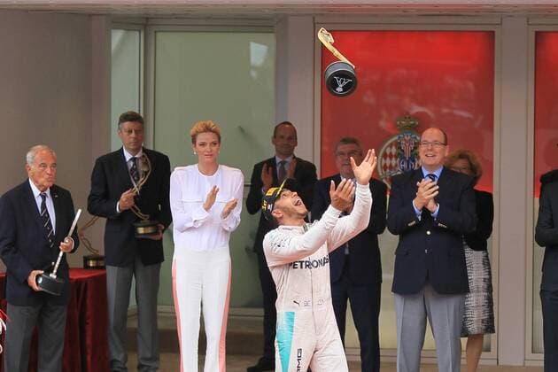 Formel 1, GP von Monaco, Lewis Hamilton wirft bei Siegerehrung die TrophÃ¤e in die Luft 29.05.2016. Monte Carlo, Monaco. F1 Grand Prix of Monaco, Race day on Sunday. Lewis Hamilton of Mercedes AMG F1 team celebrates on the podium as he wins the Monaco GP xLeannexBoonx  ActionPlus11743035