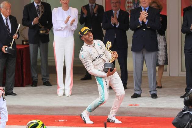 Formel 1, GP von Monaco, Lewis Hamilton wirft bei Siegerehrung die TrophÃ¤e in die Luft 29.05.2016. Monte Carlo, Monaco. F1 Grand Prix of Monaco, Race day on Sunday. Lewis Hamilton of Mercedes AMG F1 team celebrates on the podium as he wins the Monaco GP xLeannexBoonx  ActionPlus11743036