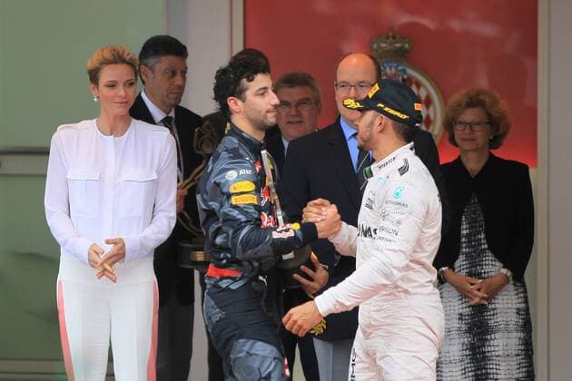 Formel 1, Lewis Hamilton gewinnt GP von Monaco 29.05.2016. Monte Carlo, Monaco. F1 Grand Prix of Monaco, Race day on Sunday. Lewis Hamilton of Mercedes AMG F1 team shakes hands with 2nd placed Ricciardo as he wins the Monaco GP xLeannexBoonx  ActionPlus11743037