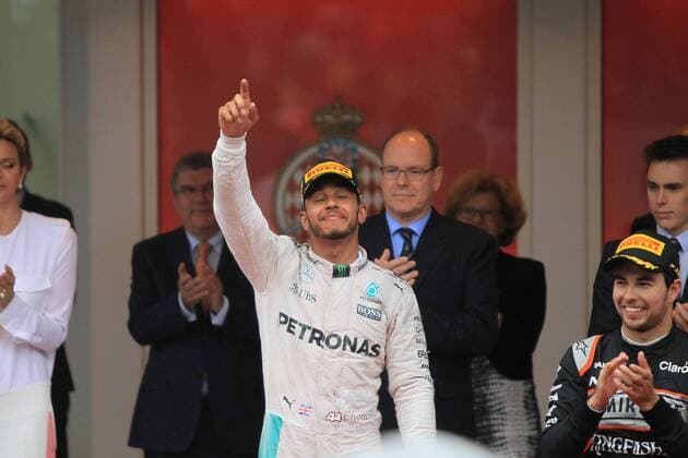 Formel 1, Lewis Hamilton gewinnt GP von Monaco 29.05.2016. Monte Carlo, Monaco. F1 Grand Prix of Monaco, Race day on Sunday. Lewis Hamilton of Mercedes AMG F1 team celebrates on the podium as he wins the Monaco GP xLeannexBoonx  ActionPlus11743038
