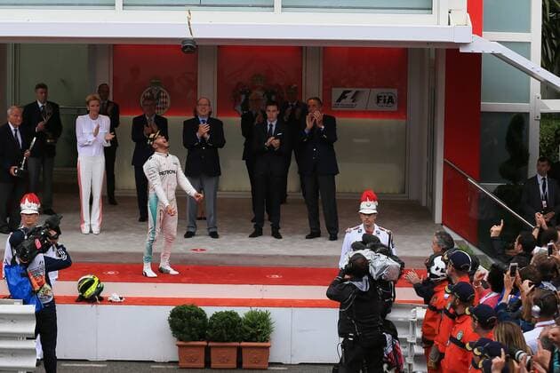 Formel 1, GP von Monaco, Lewis Hamilton wirft bei Siegerehrung die TrophÃ¤e in die Luft 29.05.2016. Monte Carlo, Monaco. F1 Grand Prix of Monaco, Race day on Sunday. Lewis Hamilton on the winners podium as he wins in Monaco xLeannexBoonx  ActionPlus11743048