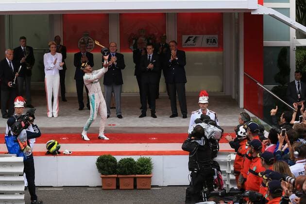 Formel 1, GP von Monaco, Lewis Hamilton wirft bei Siegerehrung die TrophÃ¤e in die Luft 29.05.2016. Monte Carlo, Monaco. F1 Grand Prix of Monaco, Race day on Sunday. Lewis Hamilton on the winners podium as he wins in Monaco xLeannexBoonx  ActionPlus11743049