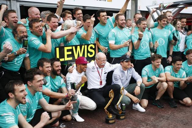 Formel 1, Lewis Hamilton gewinnt GP von Monaco Motorsports: FIA Formula One World Championship WM Weltmeisterschaft 2016, Grand Prix of Monaco, 44 Lewis Hamilton (GBR, Mercedes AMG Petronas Formula One Team), Dr. Dieter Zetsche (Chairman of the Board of Management of Daimler AG, Head of Mercedes-Benz Cars), 6 Nico Rosberg (GER, Mercedes AMG Petronas Formula One Team), xHOCHxZWEIx