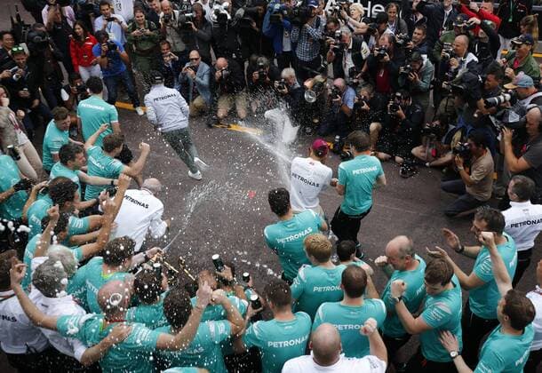 Formel 1, Lewis Hamilton gewinnt GP von Monaco Motorsports: FIA Formula One World Championship WM Weltmeisterschaft 2016, Grand Prix of Monaco, 6 Nico Rosberg (GER, Mercedes AMG Petronas Formula One Team), Dr. Dieter Zetsche (Chairman of the Board of Management of Daimler AG, Head of Mercedes-Benz Cars), 44 Lewis Hamilton (GBR, Mercedes AMG Petronas Formula One Team), xHOCHxZWEIx