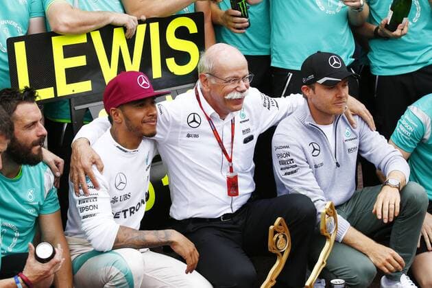 Formel 1, Lewis Hamilton gewinnt GP von Monaco Motorsports: FIA Formula One World Championship WM Weltmeisterschaft 2016, Grand Prix of Monaco, 44 Lewis Hamilton (GBR, Mercedes AMG Petronas Formula One Team), Dr. Dieter Zetsche (Chairman of the Board of Management of Daimler AG, Head of Mercedes-Benz Cars), 6 Nico Rosberg (GER, Mercedes AMG Petronas Formula One Team), xHOCHxZWEIx
