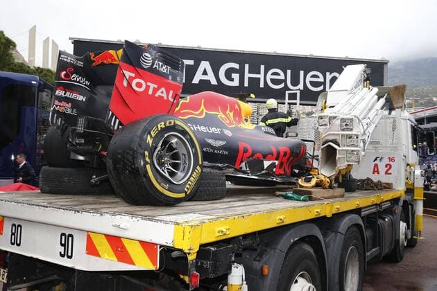Themen der Woche - Sport Bilder des Tages - SPORT Formel 1, GP von Monaco, Ausfall von Max Verstappen Motorsports: FIA Formula One World Championship WM Weltmeisterschaft 2016, Grand Prix of Monaco, car of 33 Max Verstappen (NLD, Red Bull Racing) after crash xHOCHxZWEIx