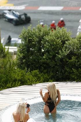 Formel 1, GP von Monaco, Impressionen Motorsports: FIA Formula One World Championship WM Weltmeisterschaft 2016, Grand Prix of Monaco, Pool, Menschen, People, Luxus, Bikini, Frau, Frauen, Women xHOCHxZWEIx