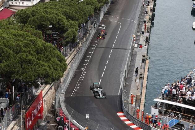 Formel 1, Lewis Hamilton gewinnt GP von Monaco Monaco Grand Prix, Monte Carlo 25 - 29 May 2016 29.05.2016 - Race, Lewis Hamilton (GBR) Mercedes AMG F1 W07 Hybrid and Daniel Ricciardo (AUS) Red Bull Racing RB12 