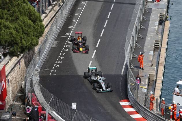 Formel 1, Lewis Hamilton gewinnt GP von Monaco Monaco Grand Prix, Monte Carlo 25 - 29 May 2016 29.05.2016 - Race, Lewis Hamilton (GBR) Mercedes AMG F1 W07 Hybrid and Daniel Ricciardo (AUS) Red Bull Racing RB12 